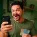 Homem brasileiro com expressão de surpresa representando o pagamento de até R$ 1.000 via Pix da Receita, relacionado ao Imposto de Renda.