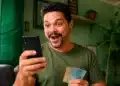 Homem brasileiro com expressão de surpresa representando o pagamento de até R$ 1.000 via Pix da Receita, relacionado ao Imposto de Renda.