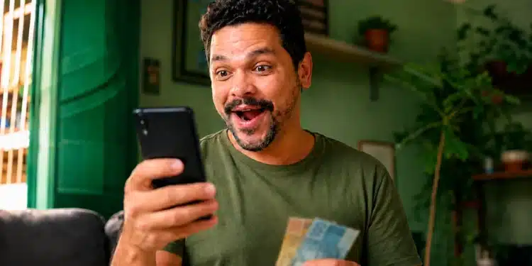 Homem brasileiro com expressão de surpresa representando o pagamento de até R$ 1.000 via Pix da Receita, relacionado ao Imposto de Renda.