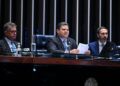 Mesa diretora do Senado em sessão que trata da PEC sobre redução da idade de aposentadoria