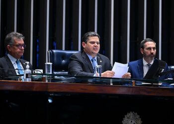 Mesa diretora do Senado em sessão que trata da PEC sobre redução da idade de aposentadoria