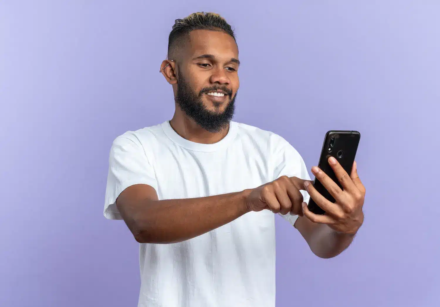 Reembolso Google Play pelo celular Android - Passo a passo Pessoa usando celular Android para solicitar reembolso de aplicativo ou jogo comprado na Google Play seguindo passo a passo pelo smartphone.