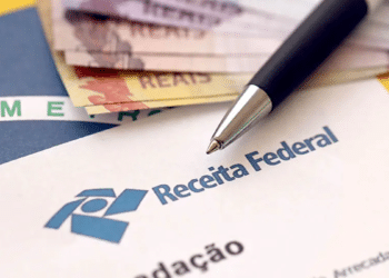 Documento da Receita Federal com cédulas e caneta, parcelamento de dívidas com a Receita Federal pelo e-CAC