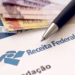 Documento da Receita Federal com cédulas e caneta, parcelamento de dívidas com a Receita Federal pelo e-CAC