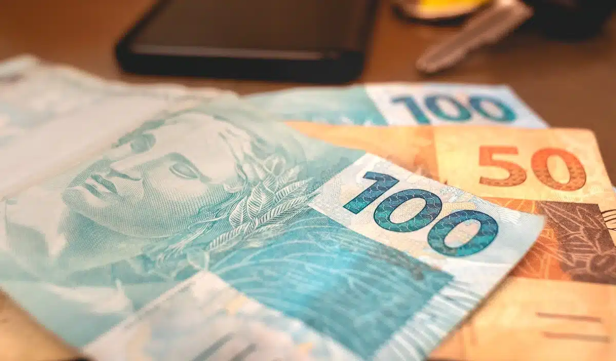 Desenrola Adimplentes - Renegociação de dívidas Notas de R$ 100 e R$ 50 representam a renegociação de dívidas pelo Desenrola Adimplentes.