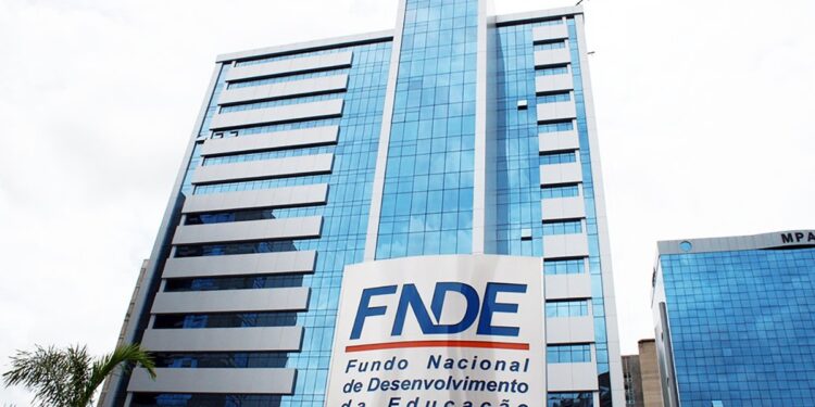 Fachada do FNDE, órgão que repassa a nova parcela do Fundeb a estados e municípios