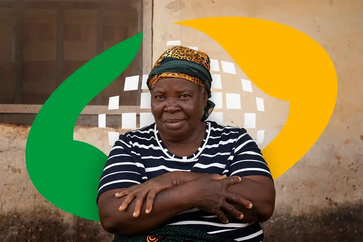 Revisão da vida toda do INSS - Contexto histórico Mulher idosa diante de símbolo da Previdência Social, representando a revisão da vida toda e regra de transição do INSS.