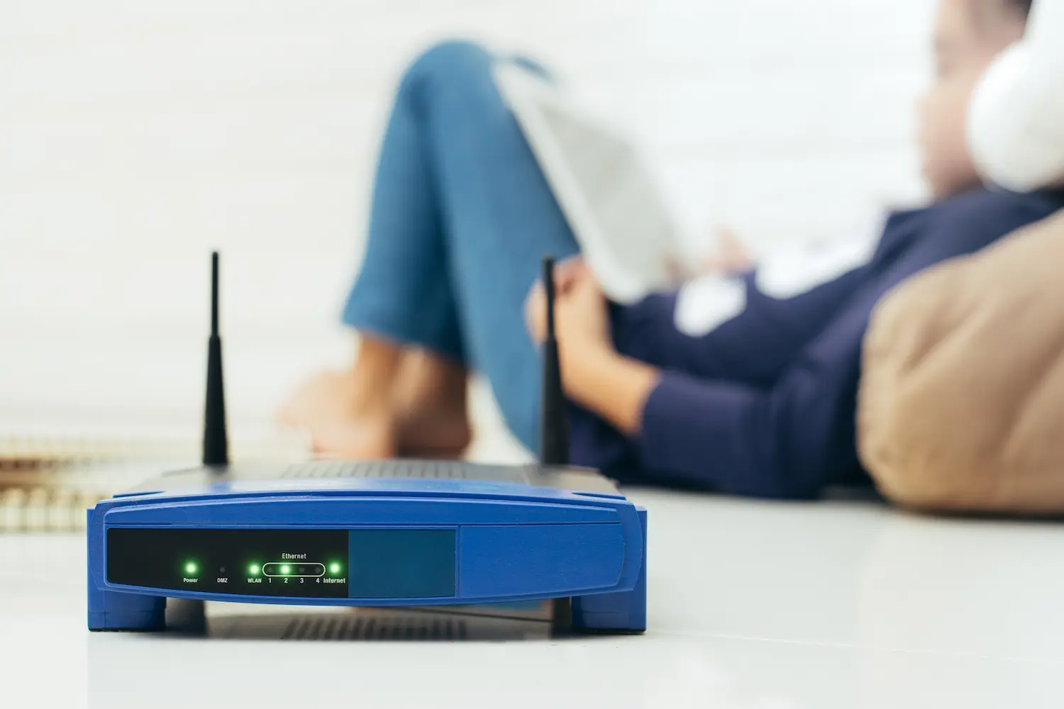 Ajustes rápidos deixam o Wi-Fi mais estável Roteador doméstico ligado em primeiro plano, representando ajustes rápidos para melhorar a estabilidade do sinal Wi-Fi.