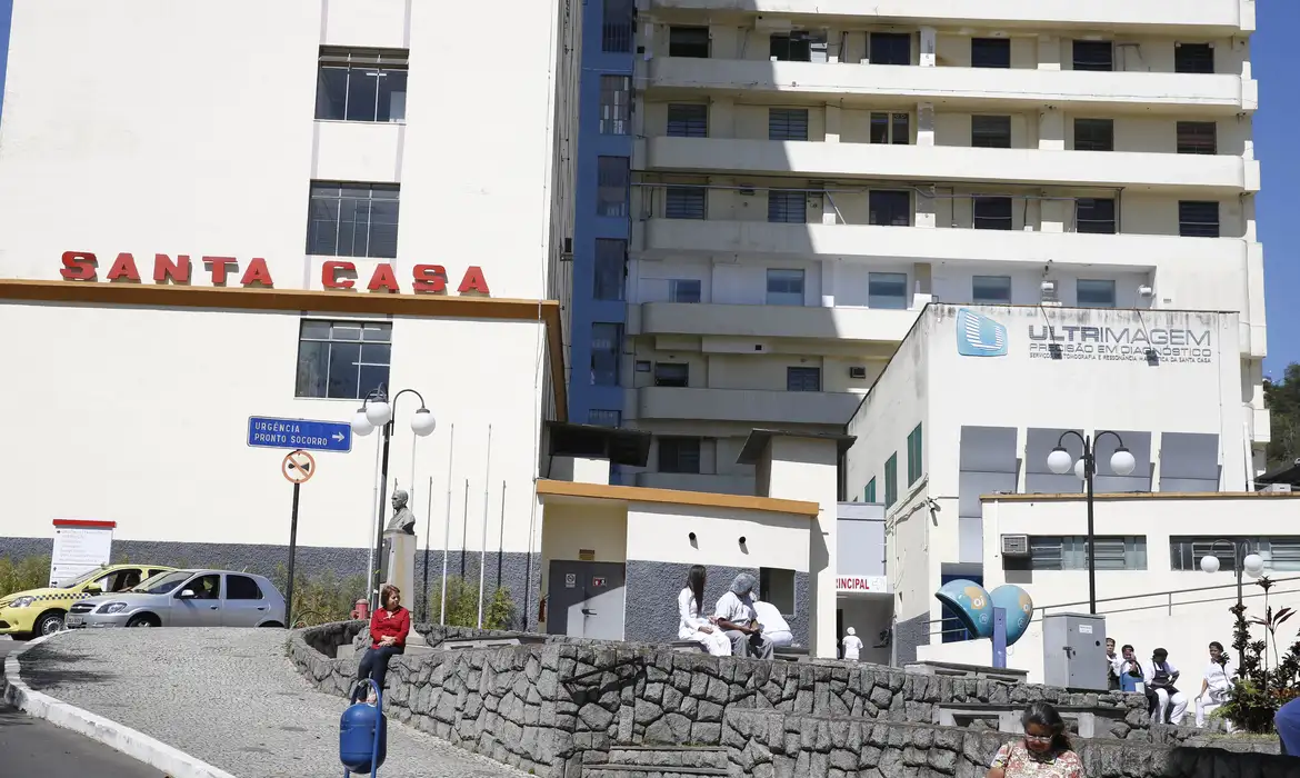 Santa Casa Fachada de uma Santa Casa representando a aprovação de financiamento com recursos do FGTS para hospitais filantrópicos.