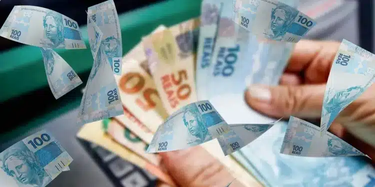 Mãos segurando notas de real para representar o saque de R$ 6.220 do FGTS, liberado para moradores de seis estados.