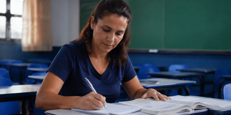 Mulher adulta estudando em sala de aula universitária para iniciar uma nova formação acadêmica. graduacao