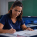 Mulher adulta estudando em sala de aula universitária para iniciar uma nova formação acadêmica. graduacao
