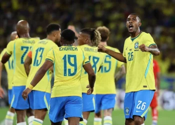 Jogadores da seleção brasileira em campo durante partida contra o Japão na segunda fase da Copa do Mundo de 2026.