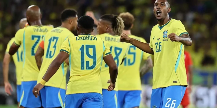 Jogadores da seleção brasileira em campo durante partida contra o Japão na segunda fase da Copa do Mundo de 2026.