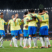 Jogadores comemorando gol em campo, representando os meio-campistas cotados para a seleção brasileira na Copa