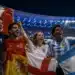 Torcedores com bandeiras da França, Espanha, Inglaterra e Argentina em estádio lotado, representando as semifinais da Copa do Mundo de 2026.