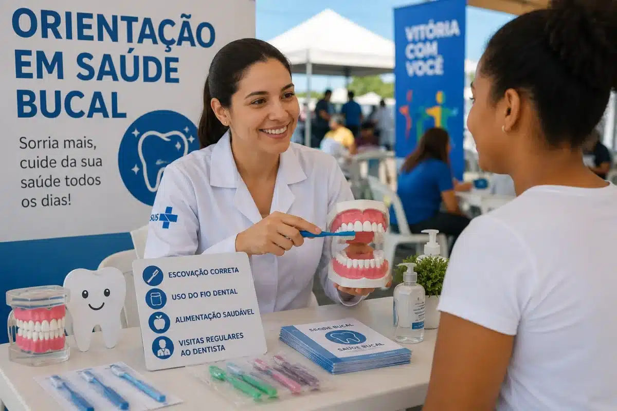 Serviços oferecidos no mutirão em Vitória – Orientações sobre saúde bucal Profissional de saúde orientando moradora sobre cuidados com a saúde bucal, representando um dos serviços oferecidos pelo mutirão gratuito realizado em Vitória, no Espírito Santo.