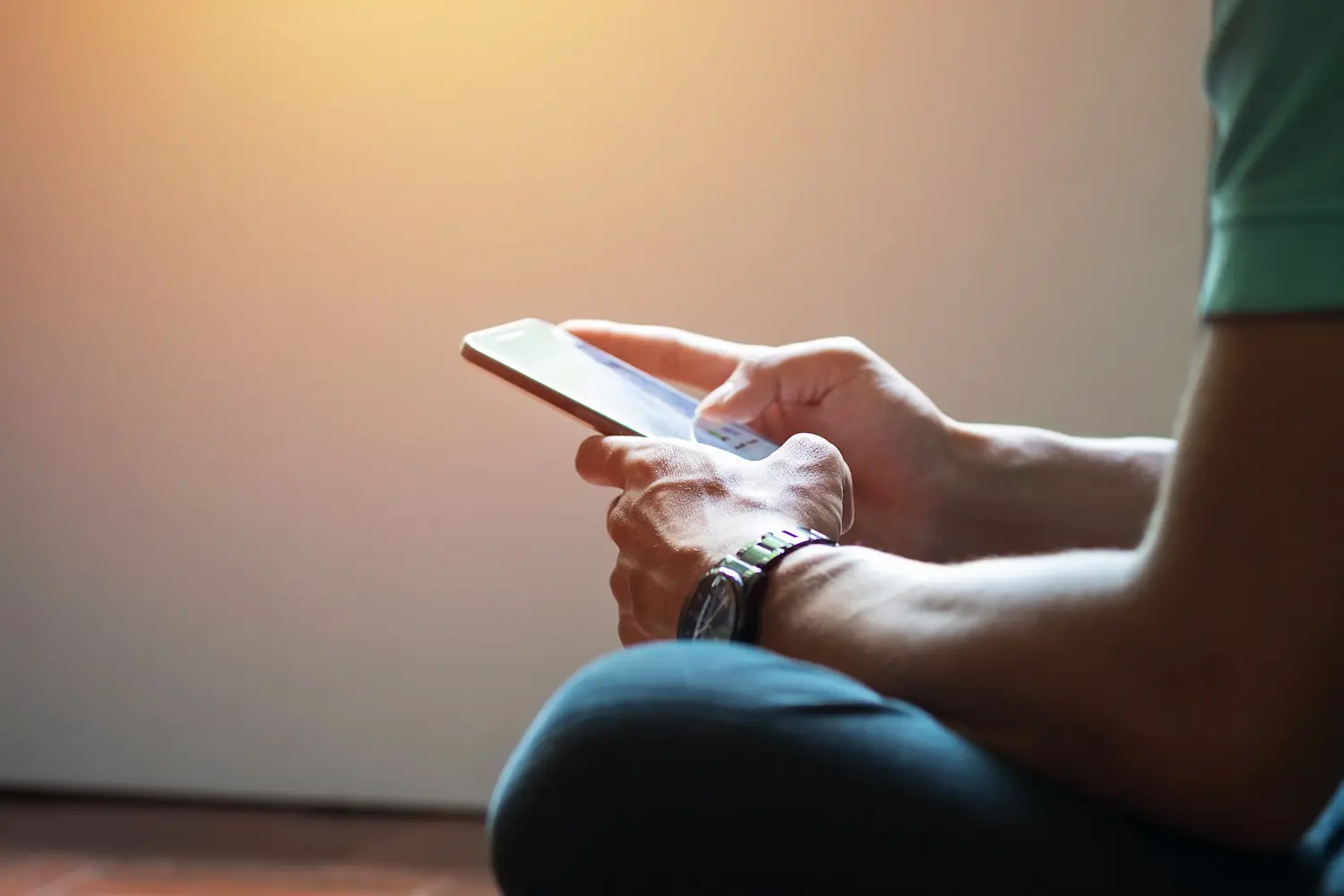 Título de Eleitor Pessoa utilizando celular para acessar serviços digitais do título de eleitor pelo Autoatendimento Eleitoral do TSE.