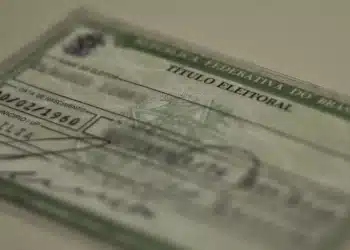 Título de eleitor utilizado como documento de regularidade eleitoral para matrícula em faculdade.