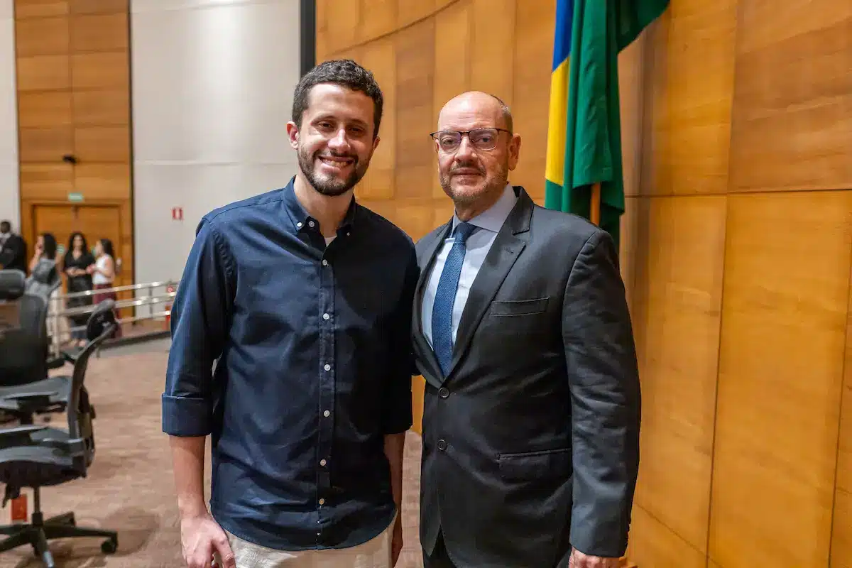 Primeiro aprovado do concurso TJ-RJ ao lado do presidente do Tribunal de Justiça Primeiro colocado do concurso TJ-RJ, João Victor Kornalewski Carvalho, ao lado do desembargador Ricardo Couto de Castro durante cerimônia no Tribunal de Justiça do Rio de Janeiro.