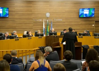 Imagem ilustrativa do Tribunal Regional Federal da 2ª Região durante sessão.