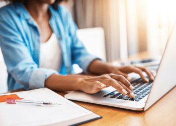 Pessoa estudando e preenchendo informações para concursos e processos seletivos em Minas Gerais.