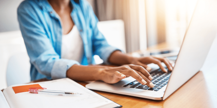 Pessoa estudando e preenchendo informações para concursos e processos seletivos em Minas Gerais.