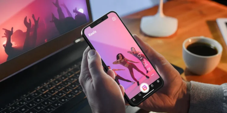 Pessoa acessando vídeos do Instagram pelo celular para recuperar uma publicação assistida anteriormente pelo histórico de visualizações.