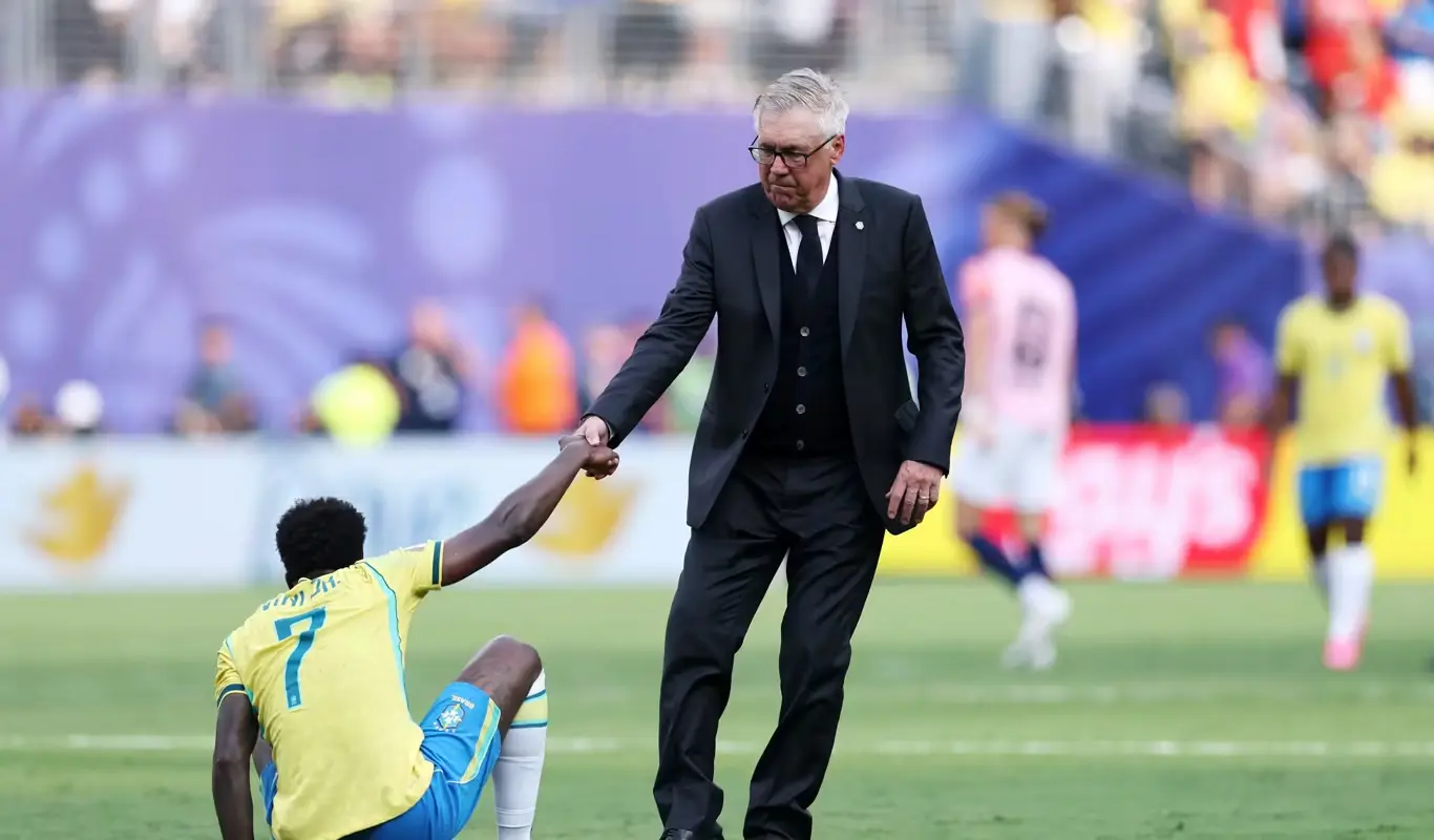 Vini Jr e Ancelotti Carlo Ancelotti ajuda jogador do Brasil a se levantar após eliminação para a Noruega na Copa do Mundo de 2026.