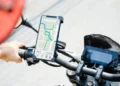 Motociclista utiliza aplicativo de navegação no guidão da moto com recurso de rotas personalizadas do Waze.