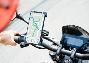 Motociclista utiliza aplicativo de navegação no guidão da moto com recurso de rotas personalizadas do Waze.