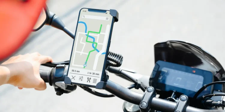 Motociclista utiliza aplicativo de navegação no guidão da moto com recurso de rotas personalizadas do Waze.
