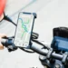 Motociclista utiliza aplicativo de navegação no guidão da moto com recurso de rotas personalizadas do Waze.