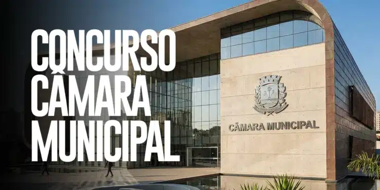 Fachada de Câmara Municipal com brasão visível, letras grandes “Concurso Câmara Municipal” e jardim na entrada.
