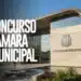 Fachada de Câmara Municipal com brasão visível, letras grandes “Concurso Câmara Municipal” e jardim na entrada.