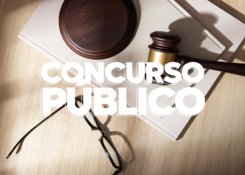 Martelo de juiz, óculos e livros sobre mesa clara com texto “CONCURSO PÚBLICO” centralizado.