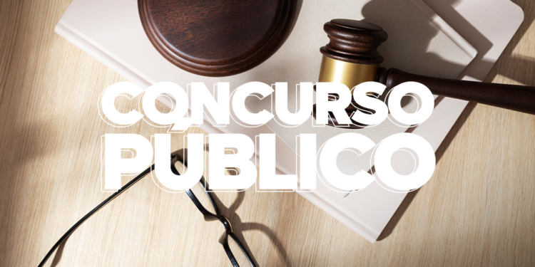 Martelo de juiz, óculos e livros sobre mesa clara com texto “CONCURSO PÚBLICO” centralizado.