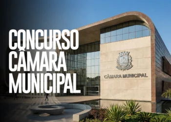 Fachada moderna da Câmara Municipal com letreiro de concurso público em destaque.