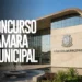 Fachada moderna da Câmara Municipal com letreiro de concurso público em destaque.