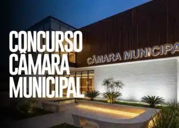 Fachada moderna da Câmara Municipal à noite com texto concurso em destaque e iluminação suave.