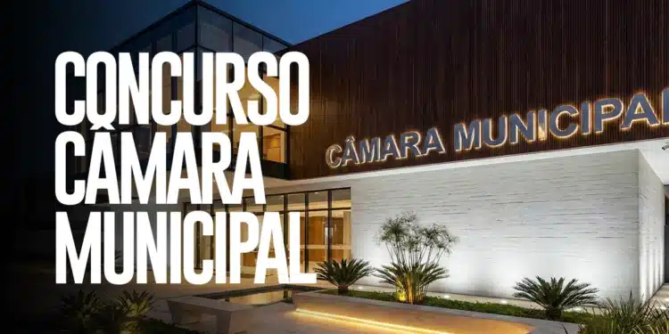 Fachada moderna da Câmara Municipal à noite com texto concurso em destaque e iluminação suave.