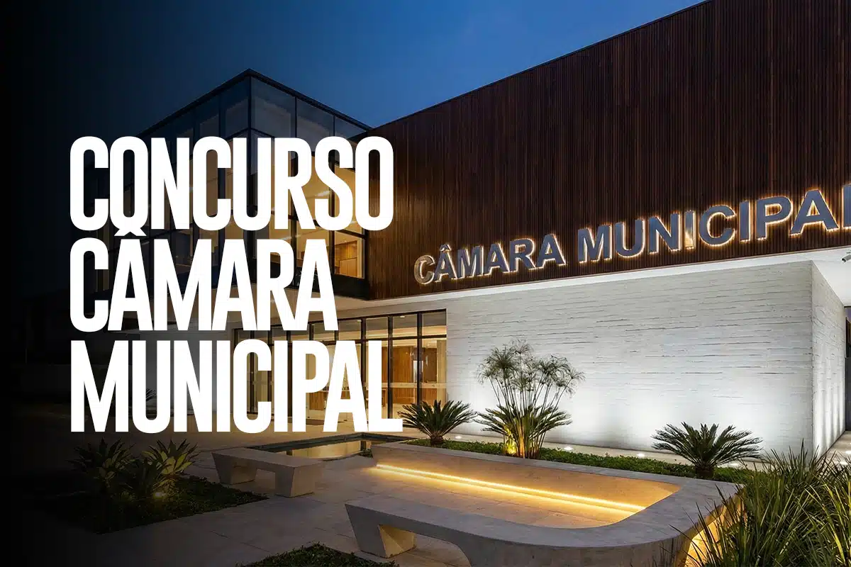 Concurso da Câmara Municipal em MG Fachada moderna iluminada da Câmara Municipal à noite com texto Concurso Câmara Municipal sobreposto.