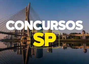 Letreiro "Concursos SP" sobre foto da Ponte Estaiada em São Paulo ao amanhecer.