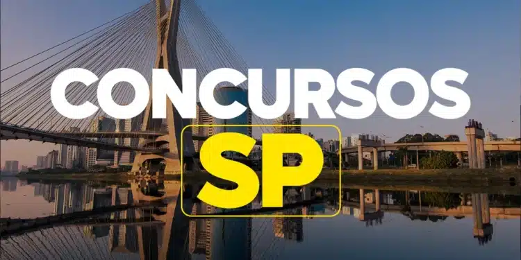 Letreiro "Concursos SP" sobre foto da Ponte Estaiada em São Paulo ao amanhecer.