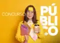 Jovem mulher asiática sorridente, roupas amarelas, segurando café e pastas, notas adesivas, fundo amarelo, escrito Concurso Público.