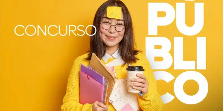 Jovem mulher asiática sorridente, roupas amarelas, segurando café e pastas, notas adesivas, fundo amarelo, escrito Concurso Público.