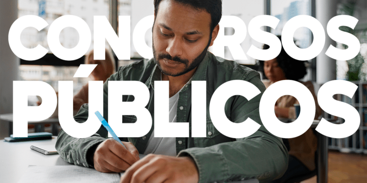 Homem jovem escrevendo em prova com letras grandes "Concursos Públicos" sobre a imagem.
