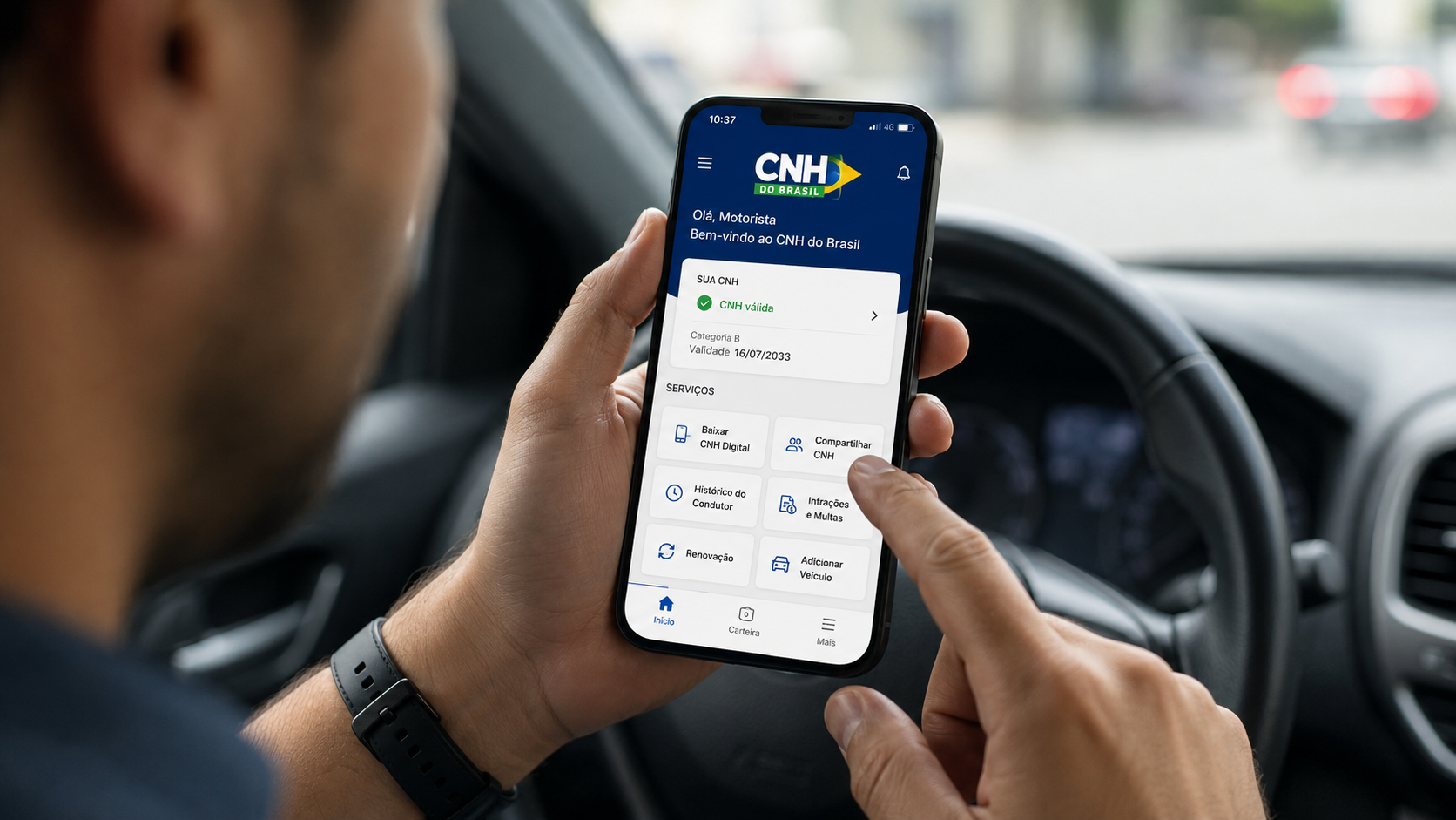 Homem segurando smartphone exibindo app da CNH Digital do Brasil dentro de um carro.