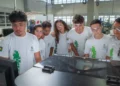 Estudantes participam de atividade prática em laboratório durante curso de capacitação profissional do Pronatec na área ambiental.
