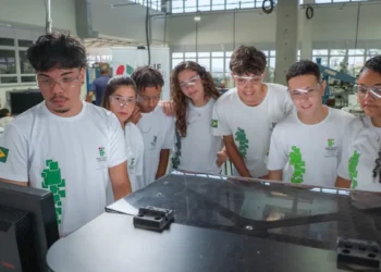 Estudantes participam de atividade prática em laboratório durante curso de capacitação profissional do Pronatec na área ambiental.